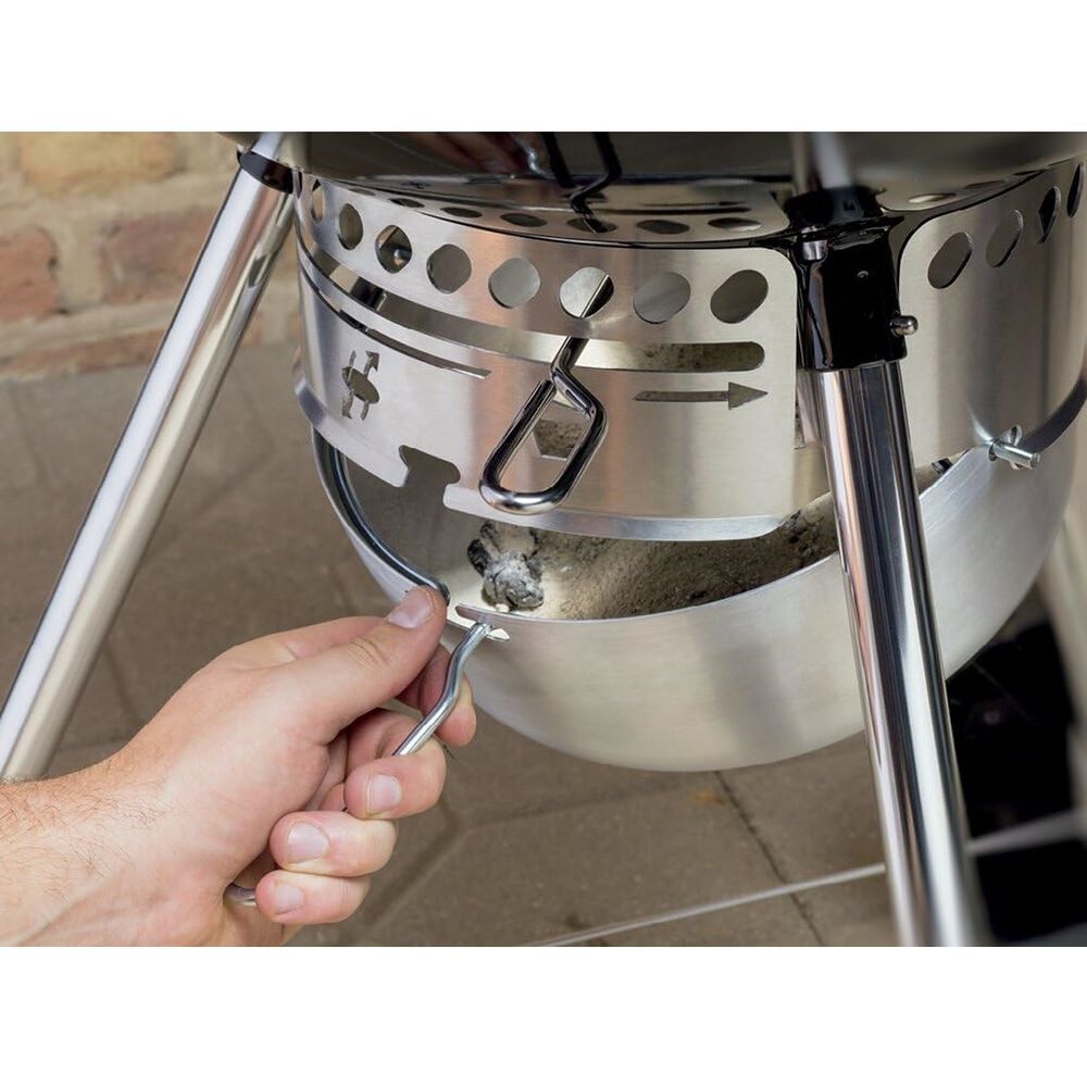 Combo Asador de Carb&oacute;n Premium 22" WEBER + Funda + Utensilios para asar image number 3